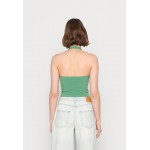 Kobiety T SHIRT TOP | BDG Urban Outfitters BDG SEAMLESS RING HALTER - Top - green/ciemnozielony - OA12279