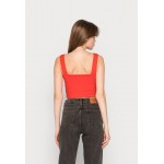 Kobiety T SHIRT TOP | Cotton On WIDE STRAP STRAIGHT NECK CROP CAMI 2 PACK - Top - black & candy apple/czarny - DU43143