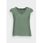 Kobiety SHIRT | Vero Moda VMVICA V NECK - T-shirt z nadrukiem - laurel wreath/zielony - KN91858