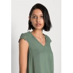 Kobiety SHIRT | Vero Moda VMVICA V NECK - T-shirt z nadrukiem - laurel wreath/zielony - KN91858
