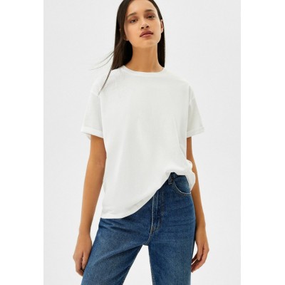 Kobiety T_SHIRT_TOP | Bershka REGULAR FIT SHORT SLEEVE  - T-shirt basic - white/biały - IP86648