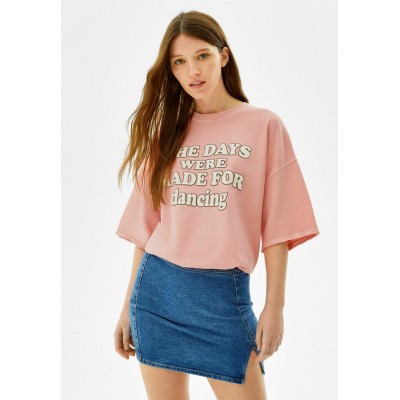 Kobiety T_SHIRT_TOP | Bershka SHORT SLEEVE - T-shirt z nadrukiem - pink/różowy - UM15265
