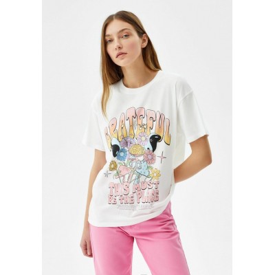 Kobiety T_SHIRT_TOP | Bershka SHORT SLEEVE - T-shirt z nadrukiem - white/biały - TS68779