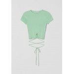 Kobiety T SHIRT TOP | Bershka SHORT SLEEVE WITH STRAPS - T-shirt z nadrukiem - green/zielony - MO63486