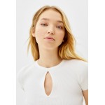 Kobiety T SHIRT TOP | Bershka SHORT-SLEEVED WITH A TEARDROP NECKLINE - T-shirt basic - white/biały - YD52942