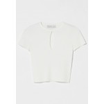 Kobiety T SHIRT TOP | Bershka SHORT-SLEEVED WITH A TEARDROP NECKLINE - T-shirt basic - white/biały - YD52942