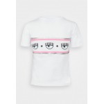 Kobiety T SHIRT TOP | CHIARA FERRAGNI MAXILOGOMANIA - T-shirt z nadrukiem - white/biały - WK87569