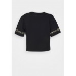 Kobiety T SHIRT TOP | EA7 Emporio Armani T-shirt z nadrukiem - black/gold/czarny - IK07241