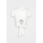 Kobiety T SHIRT TOP | Guess AURA - T-shirt z nadrukiem - cream white/biały - KU57702