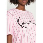 Kobiety T SHIRT TOP | Karl Kani SIGNATURE CROP TEE - T-shirt z nadrukiem - rose/różowy - WP38966