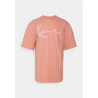 Kobiety T_SHIRT_TOP | Karl Kani SIGNATURE LOGO PINSTRIPE TEE UNISEX - T-shirt z nadrukiem - rose/różowy - KE03254