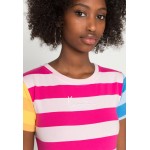 Kobiety T SHIRT TOP | Karl Kani SMALL SIGNATURE TIGHT TEE - T-shirt z nadrukiem - pink/różowy - EV72181