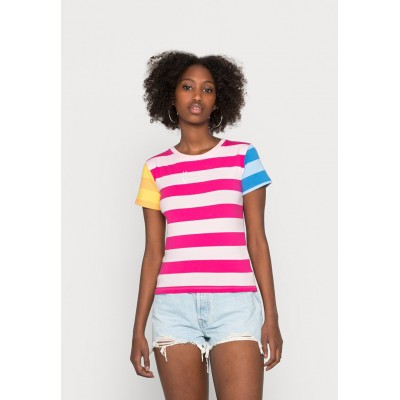 Kobiety T_SHIRT_TOP | Karl Kani SMALL SIGNATURE TIGHT TEE  - T-shirt z nadrukiem - pink/różowy - EV72181