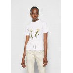 Kobiety T SHIRT TOP | MM6 Maison Margiela T-shirt z nadrukiem - white/biały - KF79809