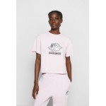 Kobiety T SHIRT TOP | Napapijri FIORUCCI CROP WINSOME - T-shirt z nadrukiem - pink winsome/jasnoczerwony - FV25949
