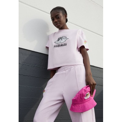 Kobiety T_SHIRT_TOP | Napapijri FIORUCCI CROP WINSOME - T-shirt z nadrukiem - pink winsome/jasnoczerwony - FV25949