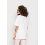 Kobiety T SHIRT TOP | Nike Sportswear TEE - T-shirt z nadrukiem - white/biały - ST49279