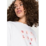 Kobiety T SHIRT TOP | Nike Sportswear TEE - T-shirt z nadrukiem - white/biały - ST49279