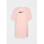 Kobiety T SHIRT TOP | Nike Sportswear TEE V DAY - T-shirt z nadrukiem - bleached coral/jasnoróżowy - ZZ09253