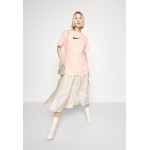 Kobiety T SHIRT TOP | Nike Sportswear TEE V DAY - T-shirt z nadrukiem - bleached coral/jasnoróżowy - ZZ09253