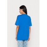 Kobiety T SHIRT TOP | ONLY ONLSTINA OVERSIZED TOP BOX - T-shirt z nadrukiem - strong blue/feminism/błękit królewski - CO34099