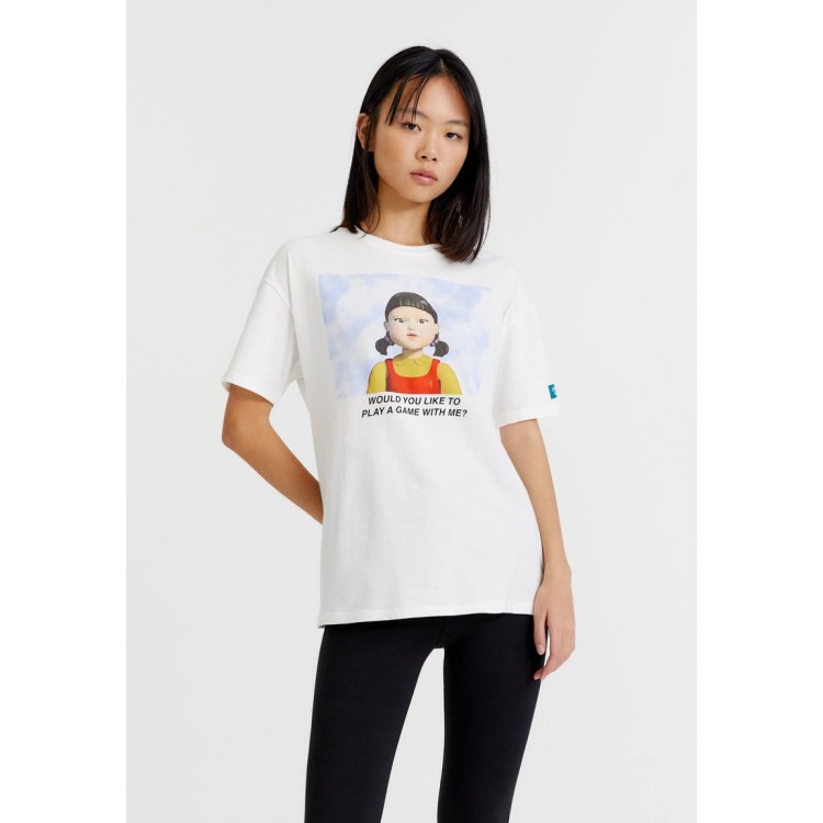 Kobiety T SHIRT TOP | PULL&BEAR SQUID GAME DOLL - T-shirt z nadrukiem - offwhite/mleczny - RT34572