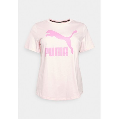 Kobiety T_SHIRT_TOP | Puma CLASSICS LOGO TEE PLUS - T-shirt z nadrukiem - chalk pink/różowy - YY52039