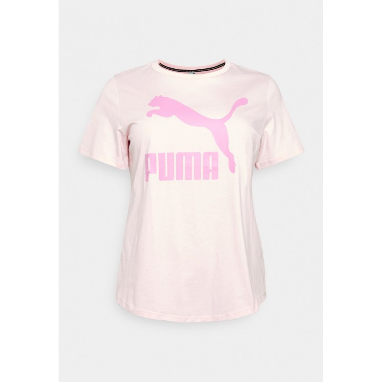 Kobiety T SHIRT TOP | Puma CLASSICS LOGO TEE PLUS - T-shirt z nadrukiem - chalk pink/różowy - YY52039