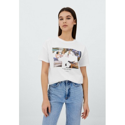 Kobiety T_SHIRT_TOP | Stradivarius FRIENDS  - T-shirt z nadrukiem - white/biały - JO50146