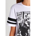 Kobiety T SHIRT TOP | Urban Classics 2PAC - T-shirt z nadrukiem - white/biały - TG00703