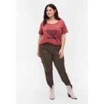 Kobiety T SHIRT TOP | Zizzi T-shirt z nadrukiem - apple butter cali/czerwony - CQ49027