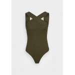 Kobiety T SHIRT TOP | Glamorous BODYSUIT WITH TRIANGLE TO V NECKLINE WIDE STRAP - Body - forest green/zielony - FV13548