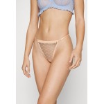 Kobiety UNDERPANT | Out From Under for Urban Outfitters HEARTBREAKER THONG 2 PACK - Stringi - sky/peach/niebieski - DV48847