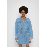 Kobiety DRESS | Boyish THE JOAQUIN KIMONO JACKET DRESS - Sukienka jeansowa - gilda/jasnoniebieski - VN17903