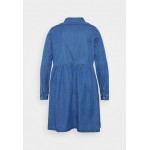 Kobiety DRESS | Pieces Curve PCHEVA SHIRT DRESS - Sukienka jeansowa - mazarine blue/niebieski - VJ98478
