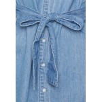 Kobiety DRESS | PIECES Tall PCOSALINA MIDI DRESS - Sukienka jeansowa - medium blue denim/niebieski denim - SR61752