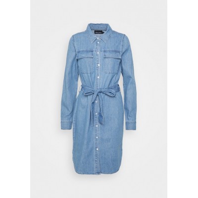 Kobiety DRESS | PIECES Tall PCOSALINA MIDI DRESS - Sukienka jeansowa - medium blue denim/niebieski denim - SR61752