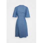 Kobiety DRESS | Vero Moda Tall VMLILIANA WRAP DRESS - Sukienka jeansowa - medium blue denim/niebieski denim - NH08717