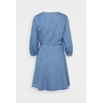 Kobiety DRESS | Vero Moda WRAP - Sukienka jeansowa - light blue denim/jasnoniebieski - ZL98553