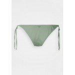 Kobiety BEACH TROUSER | Guess STRING BRIEF - Dół od bikini - saturn forest/zielony - DP28038