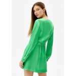 Kobiety DRESS | Bershka WITH CROSSOVER NECKLINE - Sukienka koktajlowa - green/zielony - PW17635