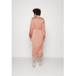 Kobiety DRESS | Forever New SKYLAR DRAPED MIDI DRESS - Sukienka koktajlowa - pink/jasnoróżowy - RU16665