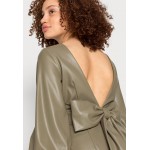 Kobiety DRESS | Forever New TAZMIN MINI BOW DRESS - Sukienka koktajlowa - light khaki/khaki - FM39277