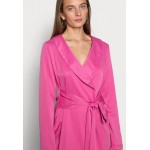 Kobiety DRESS | IN THE STYLE TIE WAIST SATINBLAZER DRESS - Sukienka koktajlowa - pink/różowy - DJ92859