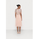 Kobiety DRESS | Maya Deluxe DELICATE SEQUIN V NECK MIDI DRESS - Sukienka koktajlowa - taupe blush/jasnoróżowy - UJ09050