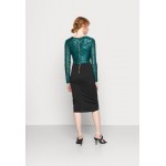 Kobiety DRESS | WAL G. LU SEQUIN MIDI DRESS - Sukienka etui - emarald/black/zielony - FI28221