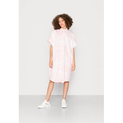 Kobiety DRESS | Monki Sukienka koszulowa - pink medium/różowy - YI98505