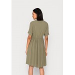 Kobiety DRESS | Pieces PCOTENA SS - Sukienka koszulowa - deep lichen green/khaki - QZ90661