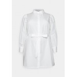 Kobiety DRESS | VILA CURVE VITYLLA BELT SHIRT DRESS - Sukienka koszulowa - cloud dancer/mleczny - AE31468