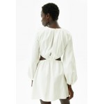 Kobiety DRESS | Bershka RUSTIC LONG SLEEVES AND CUT OUT DETAIL - Sukienka letnia - off white/mleczny - BI33531